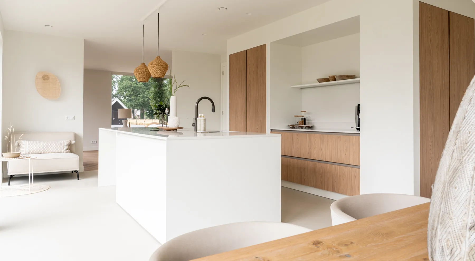 Strakke keuken met witte look en houtaccenten